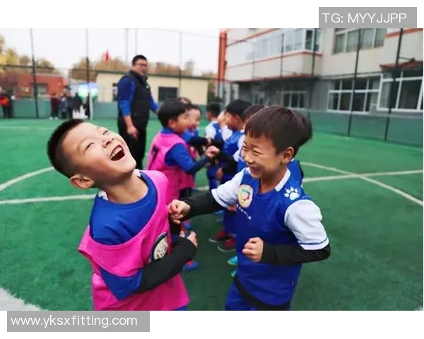 足球明星与黑人孩子的温馨瞬间展现梦想与希望的力量 足球明星与黑人孩子的温馨瞬间展现梦想与希望的力量