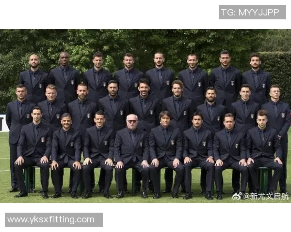 足球明星身着黑西服的时尚魅力瞬间展现与风格解析