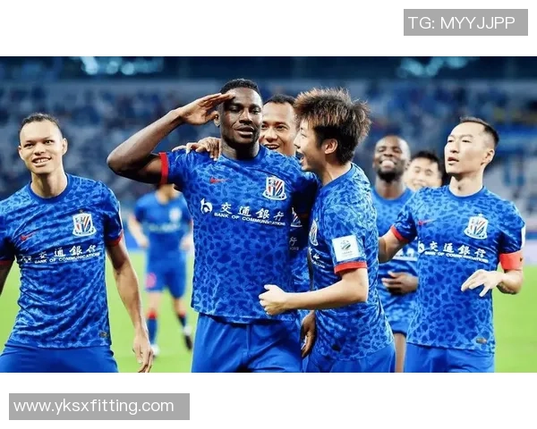 足球明星齐聚上海激情对决引发球迷热潮盛况空前 足球明星齐聚上海激情对决引发球迷热潮盛况空前